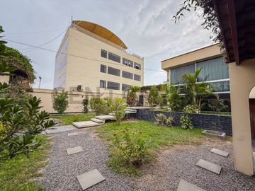 VENTA DE CASA COMO TERRENO EN RESIDENCIAL MONTERRICO, LA MOLINA