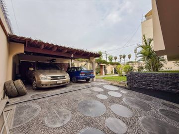 VENTA DE CASA COMO TERRENO EN RESIDENCIAL MONTERRICO, LA MOLINA