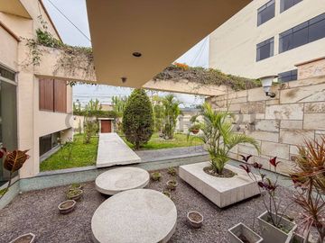 VENTA DE CASA COMO TERRENO EN RESIDENCIAL MONTERRICO, LA MOLINA