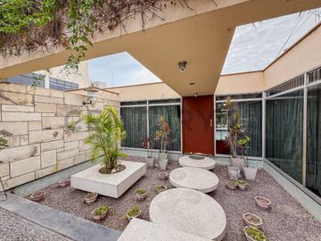 VENTA DE CASA COMO TERRENO EN RESIDENCIAL MONTERRICO, LA MOLINA