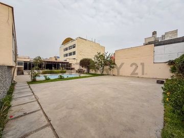 VENTA DE CASA COMO TERRENO EN RESIDENCIAL MONTERRICO, LA MOLINA