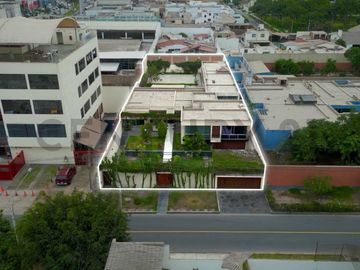 VENTA DE CASA COMO TERRENO EN RESIDENCIAL MONTERRICO, LA MOLINA