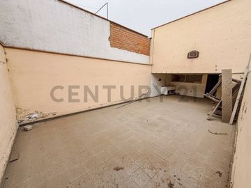 VENTA DE CASA COMO TERRENO EN RESIDENCIAL MONTERRICO, LA MOLINA