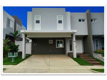 VENDO CASA EN PH AUGUSTA EN BRISAS DEL GOLF