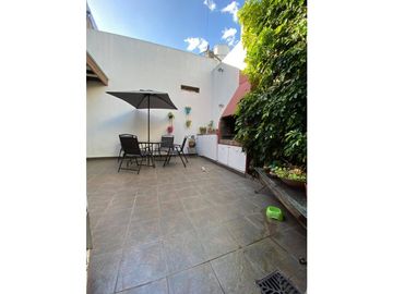 VENTA CASA RECICLADA CON 3 DORMITORIOS PATIO CON PARRILLA