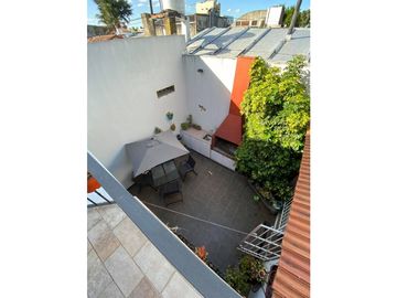 VENTA CASA RECICLADA CON 3 DORMITORIOS PATIO CON PARRILLA
