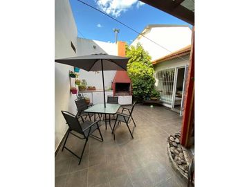 VENTA CASA RECICLADA CON 3 DORMITORIOS PATIO CON PARRILLA