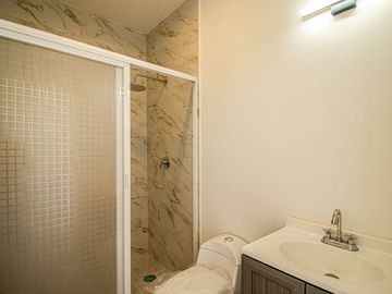 ¡ESTRENA, CASA EQUIPADA CON ALBERCA Y JARDIN PROPIO! A 5 MIN. DE LA DESV DE BURGOS (SUR DE CUERNAVACA)