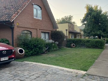 Se vende gran  casa en condominio., Las Rastras Talca