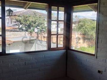 CASA EN VENTA DE 2 PISOS EN URBANIZACIÓN SECTOR VALLE DE LOS CHILLOS CONOCOTO