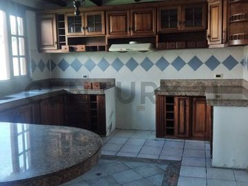 CASA EN VENTA DE 2 PISOS EN URBANIZACIÓN SECTOR VALLE DE LOS CHILLOS CONOCOTO