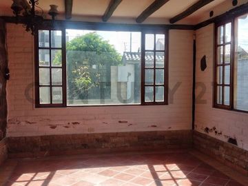 CASA EN VENTA DE 2 PISOS EN URBANIZACIÓN SECTOR VALLE DE LOS CHILLOS CONOCOTO