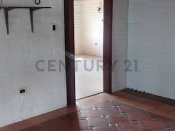 CASA EN VENTA DE 2 PISOS EN URBANIZACIÓN SECTOR VALLE DE LOS CHILLOS CONOCOTO