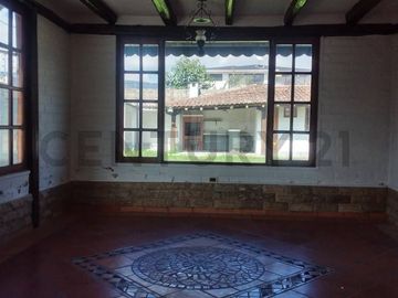 CASA EN VENTA DE 2 PISOS EN URBANIZACIÓN SECTOR VALLE DE LOS CHILLOS CONOCOTO