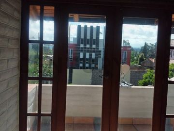 CASA EN VENTA DE 2 PISOS EN URBANIZACIÓN SECTOR VALLE DE LOS CHILLOS CONOCOTO