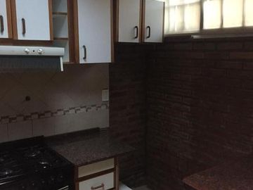 INMUEBLE RE TASADO -PH de 3 ambientes con cochera fija. Lomas de Zamora Este. VENTA DIRECTA
