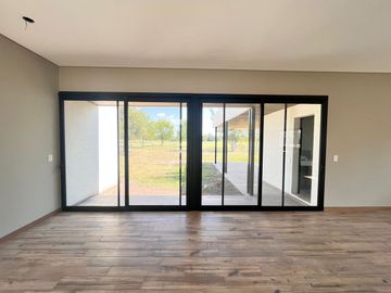 Venta casa de tres dormitorios en PB con galería y pileta - La Rinconada Ibarlucea