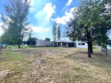Venta casa de tres dormitorios en PB con galería y pileta - La Rinconada Ibarlucea