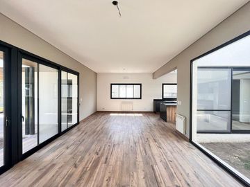 Venta casa de tres dormitorios en PB con galería y pileta - La Rinconada Ibarlucea