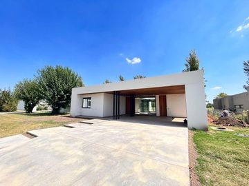 Venta casa de tres dormitorios en PB con galería y pileta - La Rinconada Ibarlucea