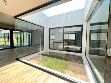 Venta casa de tres dormitorios en PB con galería y pileta - La Rinconada Ibarlucea
