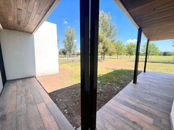 Venta casa de tres dormitorios en PB con galería y pileta - La Rinconada Ibarlucea