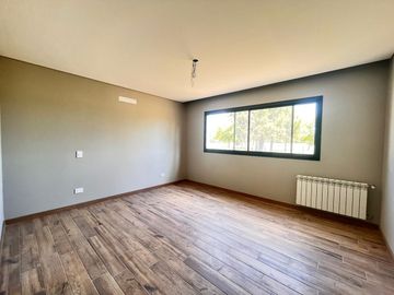 Venta casa de tres dormitorios en PB con galería y pileta - La Rinconada Ibarlucea