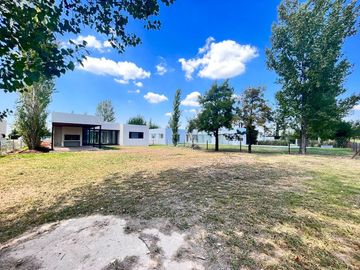 Venta casa de tres dormitorios en PB con galería y pileta - La Rinconada Ibarlucea