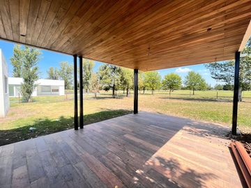 Venta casa de tres dormitorios en PB con galería y pileta - La Rinconada Ibarlucea
