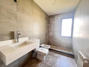 Venta casa de tres dormitorios en PB con galería y pileta - La Rinconada Ibarlucea