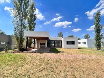 Venta casa de tres dormitorios en PB con galería y pileta - La Rinconada Ibarlucea