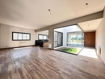 Venta casa de tres dormitorios en PB con galería y pileta - La Rinconada Ibarlucea