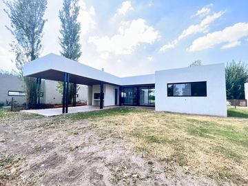 Venta casa de tres dormitorios en PB con galería y pileta - La Rinconada Ibarlucea