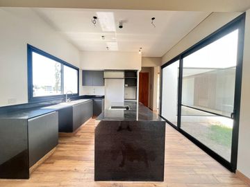 Venta casa de tres dormitorios en PB con galería y pileta - La Rinconada Ibarlucea