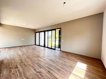 Venta casa de tres dormitorios en PB con galería y pileta - La Rinconada Ibarlucea