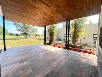 Venta casa de tres dormitorios en PB con galería y pileta - La Rinconada Ibarlucea