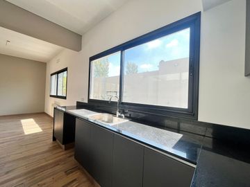 Venta casa de tres dormitorios en PB con galería y pileta - La Rinconada Ibarlucea