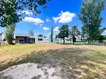 Venta casa de tres dormitorios en PB con galería y pileta - La Rinconada Ibarlucea