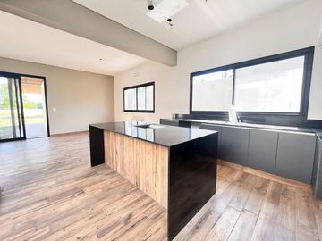 Venta casa de tres dormitorios en PB con galería y pileta - La Rinconada Ibarlucea