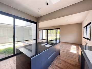 Venta casa de tres dormitorios en PB con galería y pileta - La Rinconada Ibarlucea