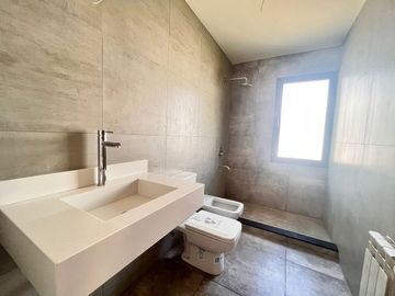 Venta casa de tres dormitorios en PB con galería y pileta - La Rinconada Ibarlucea