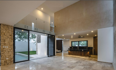 EN VENTA CASA DE LUJO CON ALBERCA EN PRIVADA CON AMENINADES. MERIDA, YUCATÁN