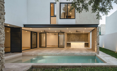 EN VENTA CASA DE LUJO CON ALBERCA EN PRIVADA CON AMENINADES. MERIDA, YUCATÁN