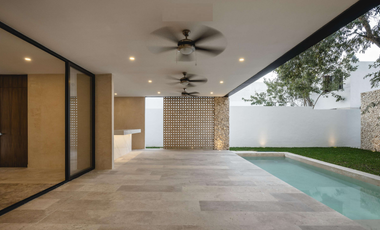 EN VENTA CASA DE LUJO CON ALBERCA EN PRIVADA CON AMENINADES. MERIDA, YUCATÁN