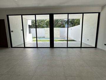 Residencia en Zona Norte de Mérida, Espacios Amplios y Casa Club Exclusiva