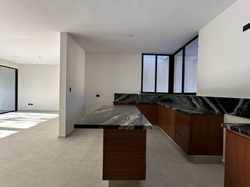 Residencia en Zona Norte de Mérida, Espacios Amplios y Casa Club Exclusiva