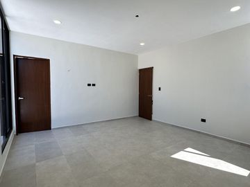 Residencia en Zona Norte de Mérida, Espacios Amplios y Casa Club Exclusiva