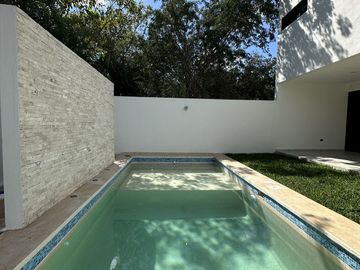 Residencia en Zona Norte de Mérida, Espacios Amplios y Casa Club Exclusiva