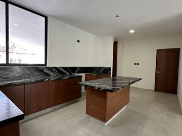 Residencia en Zona Norte de Mérida, Espacios Amplios y Casa Club Exclusiva