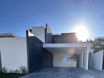 Residencia en Zona Norte de Mérida, Espacios Amplios y Casa Club Exclusiva